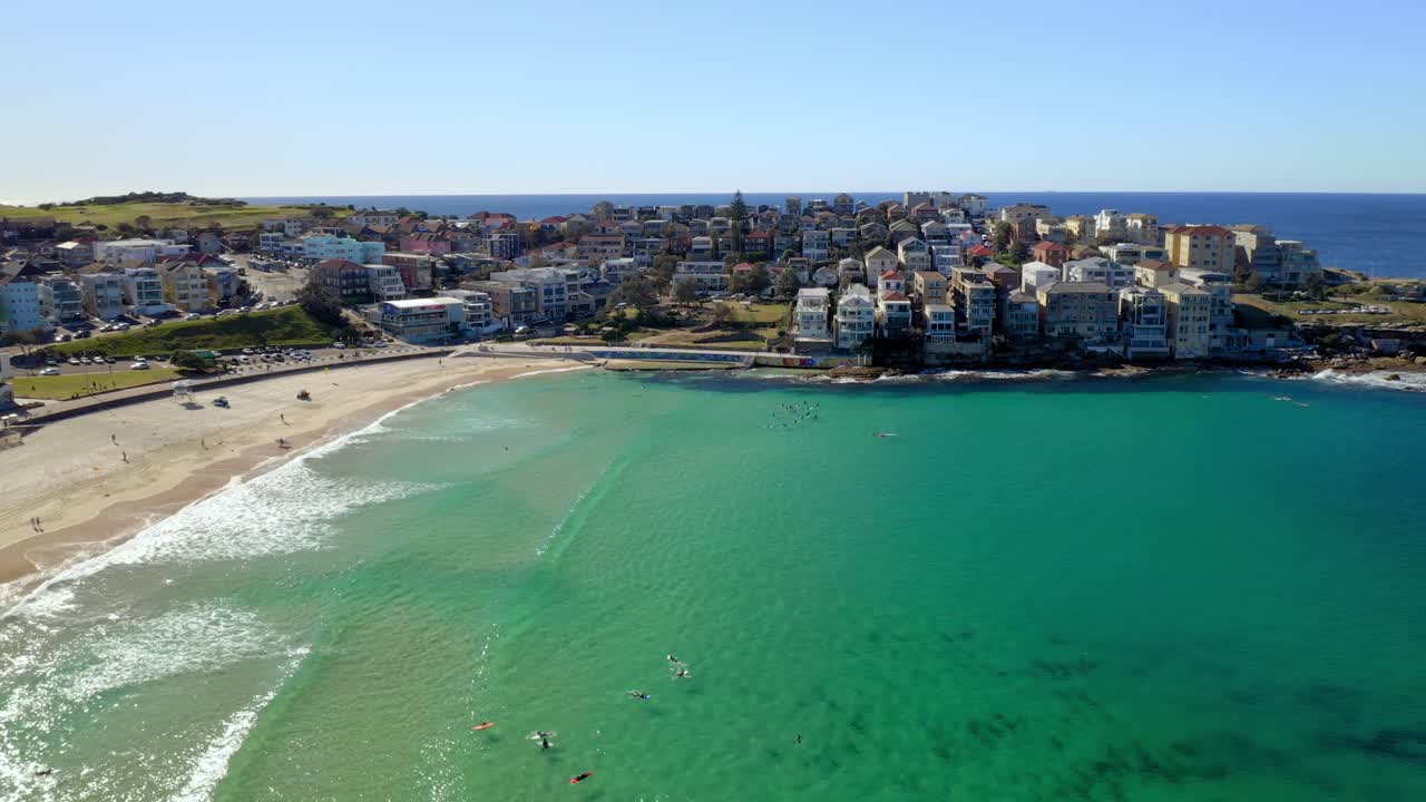화창한 날 밝은 푸른 바다에서 서퍼