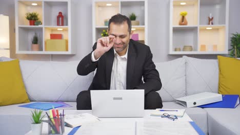el trabajador de oficina en casa termina su trabajo y se relaja.