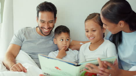 Familia,-Lectura-Y-Niños-Con-Libro-En-La-Cama