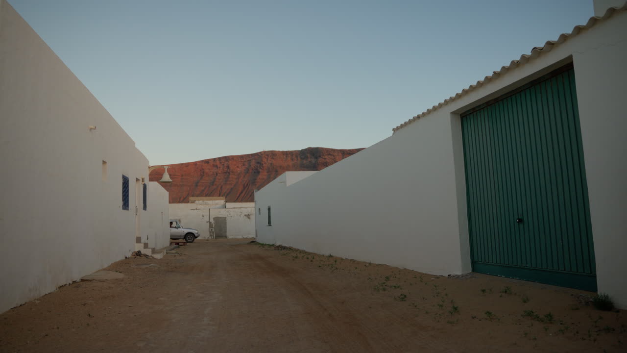 Uma rua em La Graciosa, Lanzarote com um carro passando