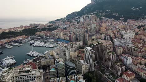 Monaco-Stadtlandschaft-Mit-Gebäuden-Und-Wolkenkratzern-Am-Hafen,-Luftaufnahme