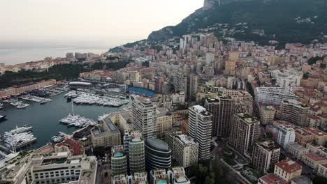 paisaje de la ciudad de mónaco con edificios y rascacielos por puerto, aeropuerto