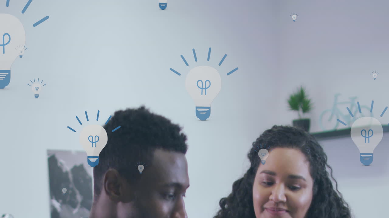 animación de iconos de bombillas digitales sobre diversas personas de negocios en la oficina