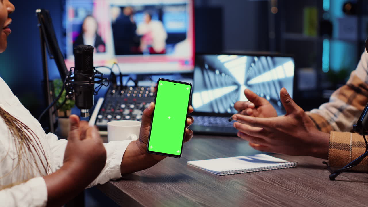 teléfono móvil de maqueta en el estudio utilizado para la transmisión en vivo con invitados