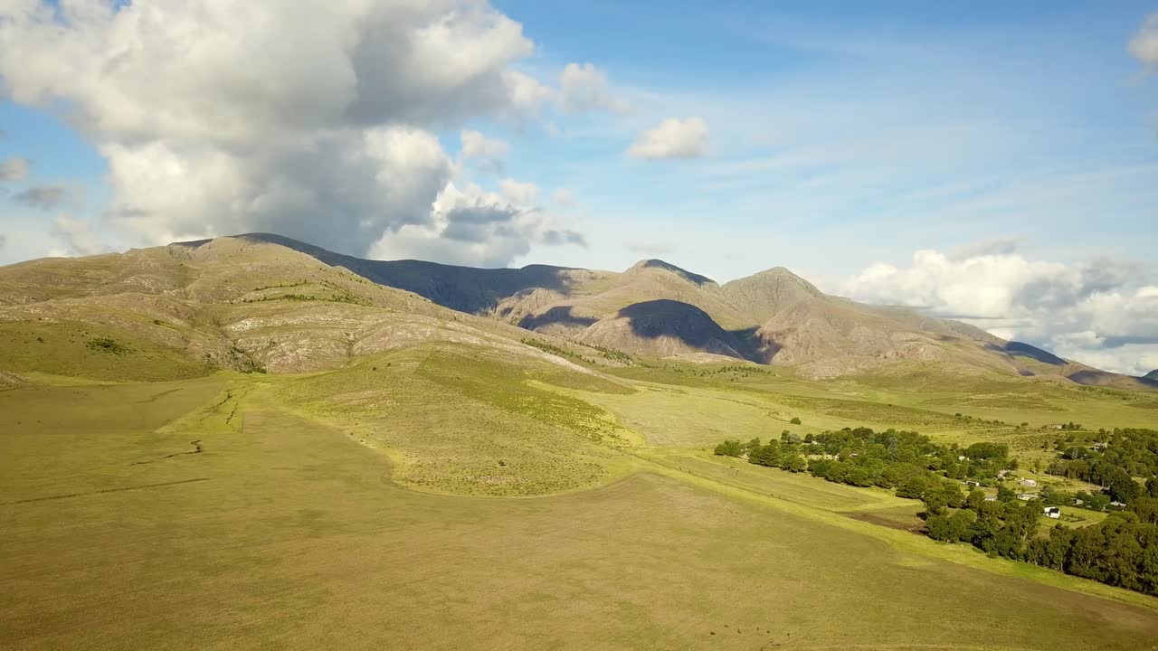 아름다운 날 산비탈에 있는 작은 마을 - 공중 촬영