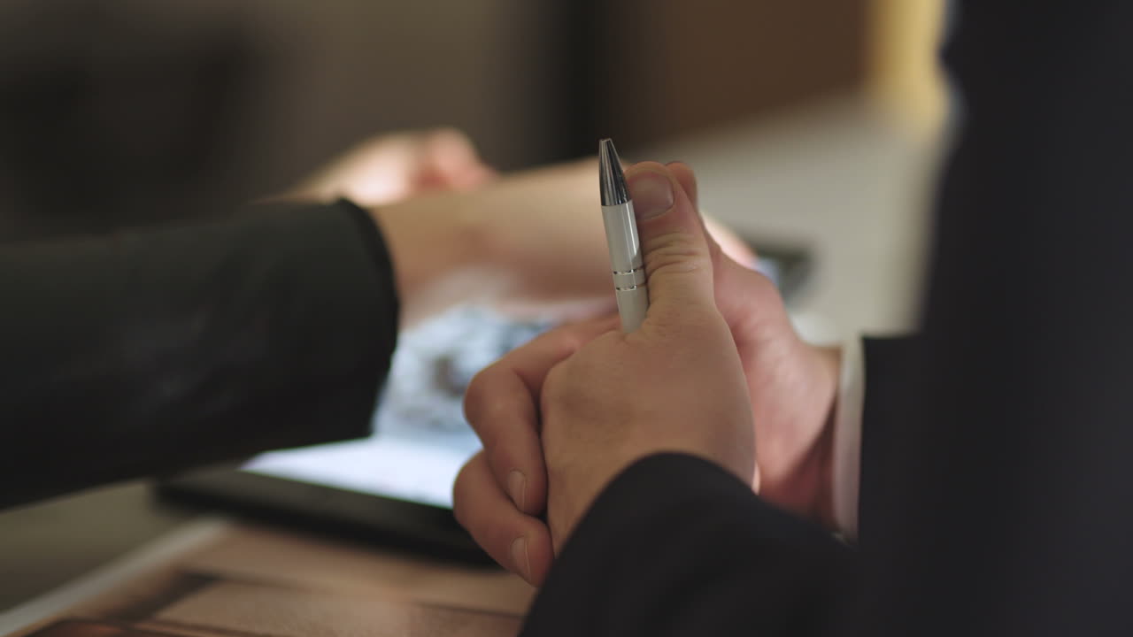 Imprenditrice che usa un tablet digitale