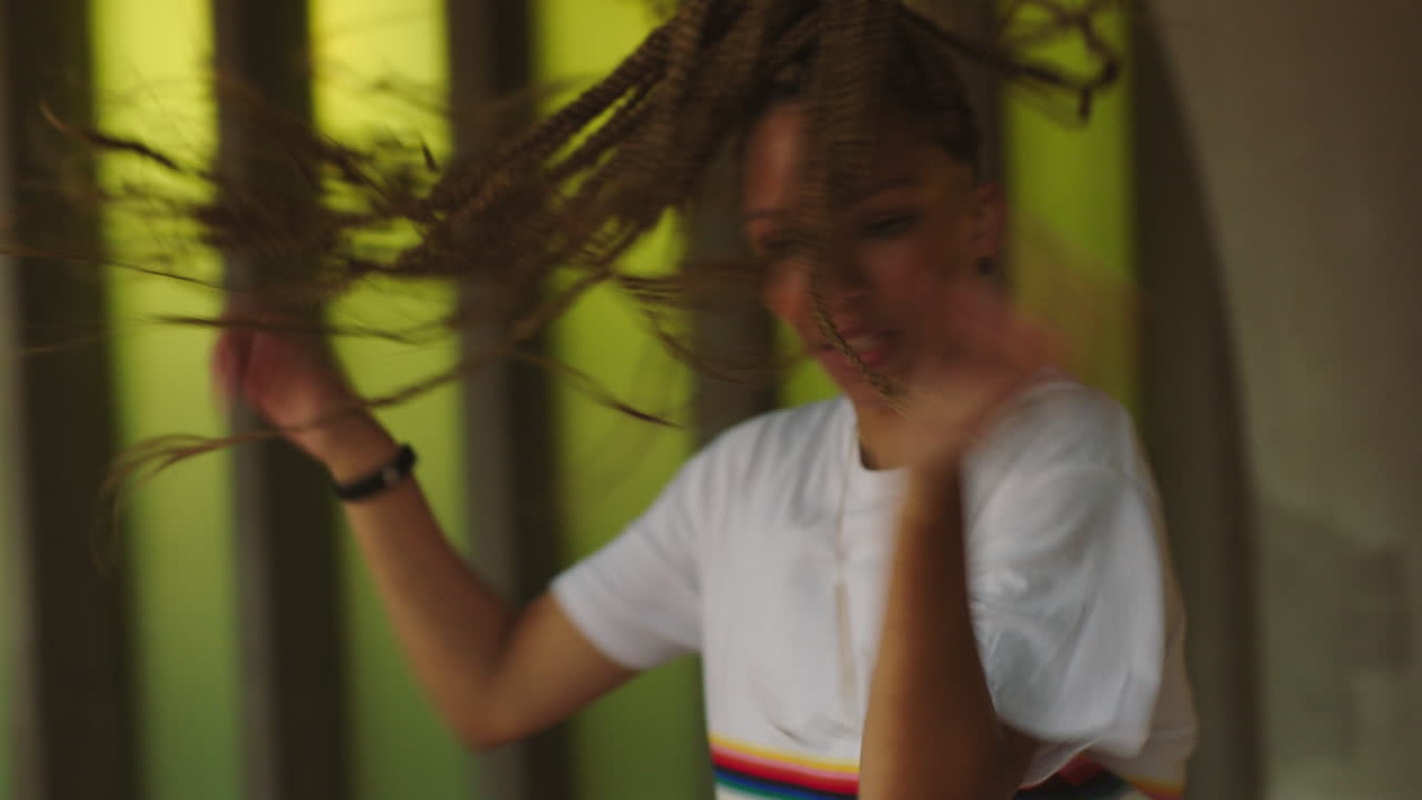 baile, hip hop y música con una mujer negra