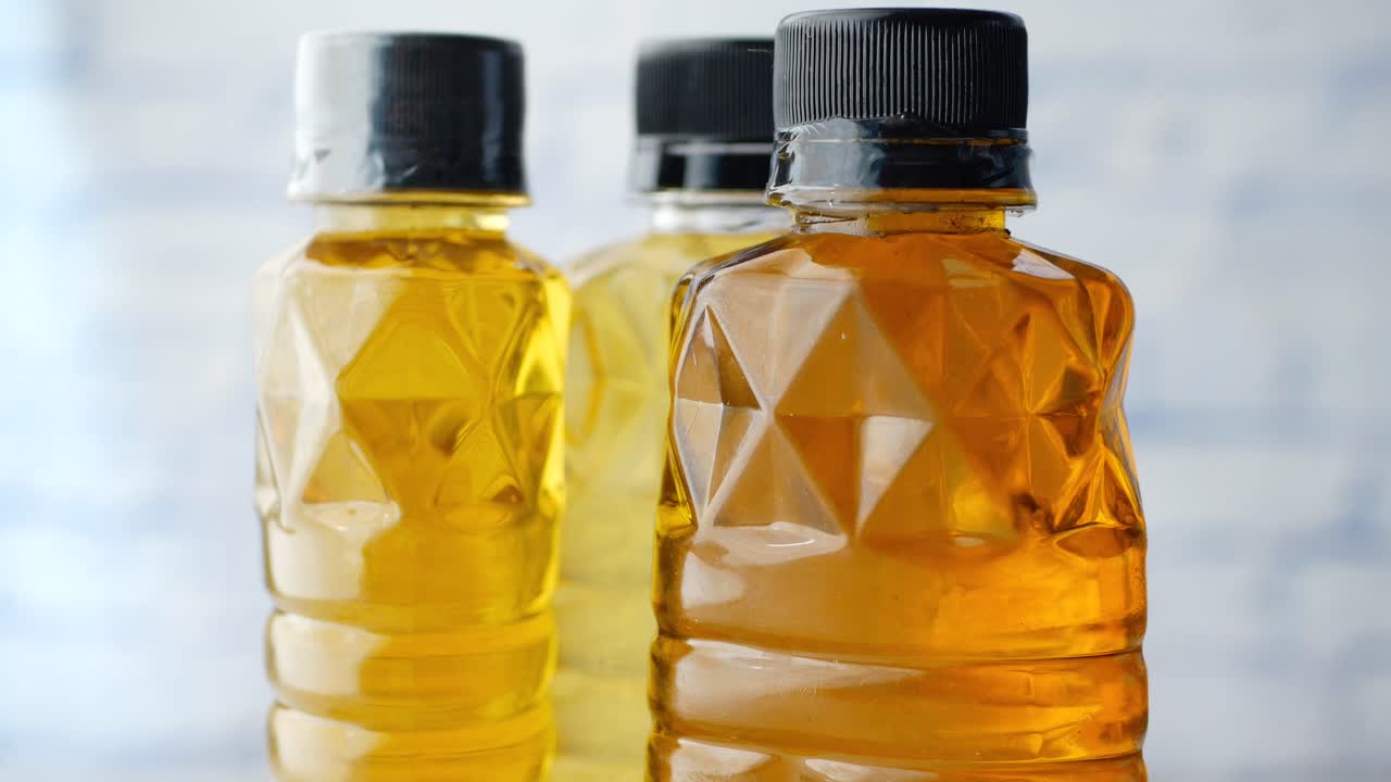 작은 플라스틱 병과 버 액체