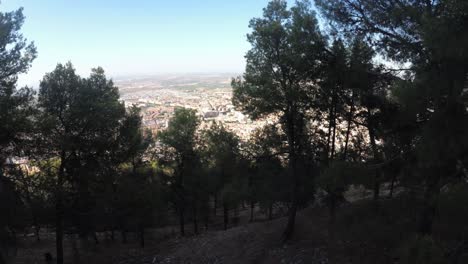 Castillo-De-Jaen,-Spanien-Jaens-Burg-Fliegende-Und-Bodenaufnahmen-Von-Dieser-Mittelalterlichen-Burg-Am-Nachmittag-Im-Sommer,-Es-Zeigt-Auch-Die-Stadt-Jaen,-Die-Mit-Einer-Drohne-Und-Einer-Action-kamera-Mit-4k-24fps-Unter-Verwendung-Von-Nd-filtern-Aufgenommen-Wurde-2