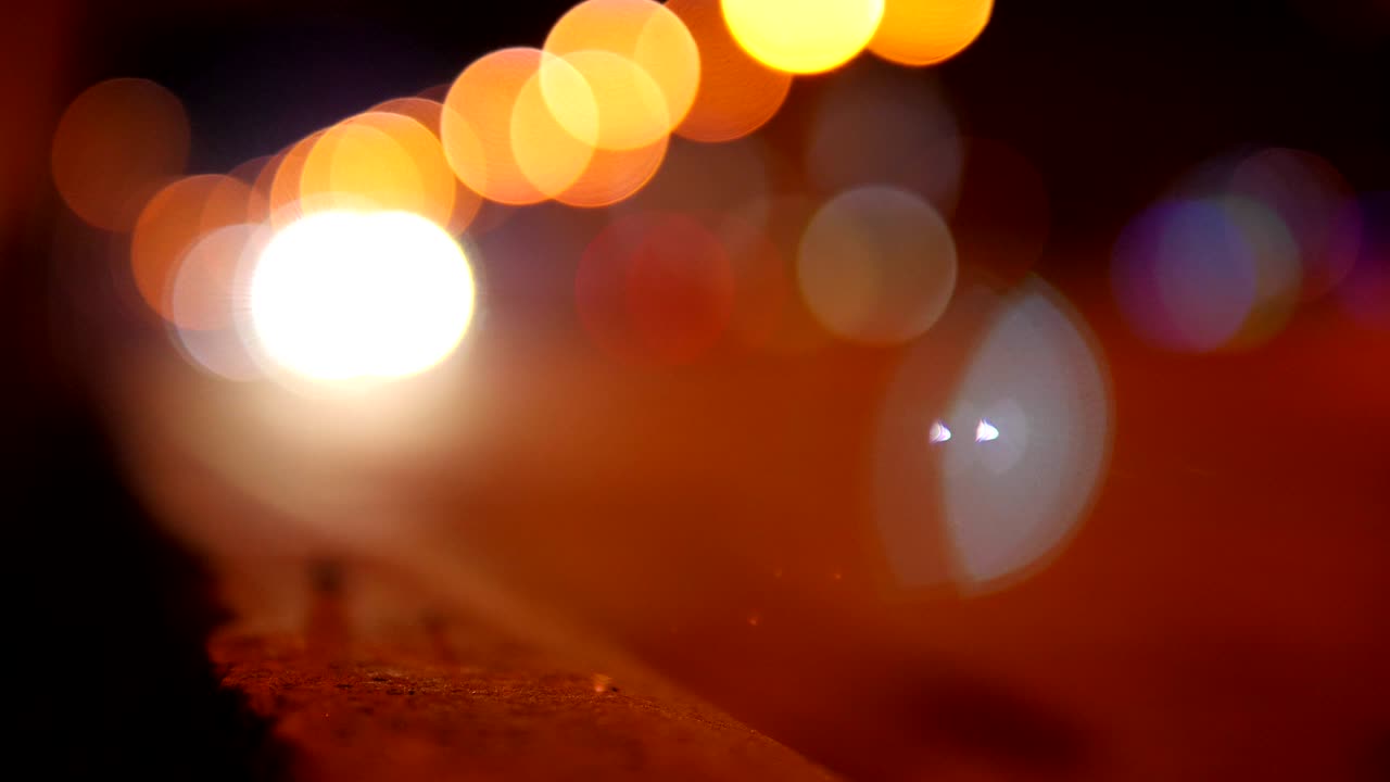 luces de la ciudad nocturna, bokeh de la luz de los faros de los coches, carreteras, luces.