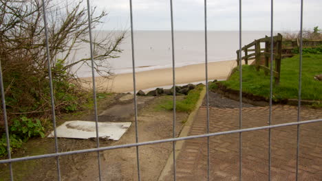 Plano-Medio-Que-Muestra-La-Erosión-Costera-De-Beach-Rd-En-Happisburgh-En-Marzo-De-2024.