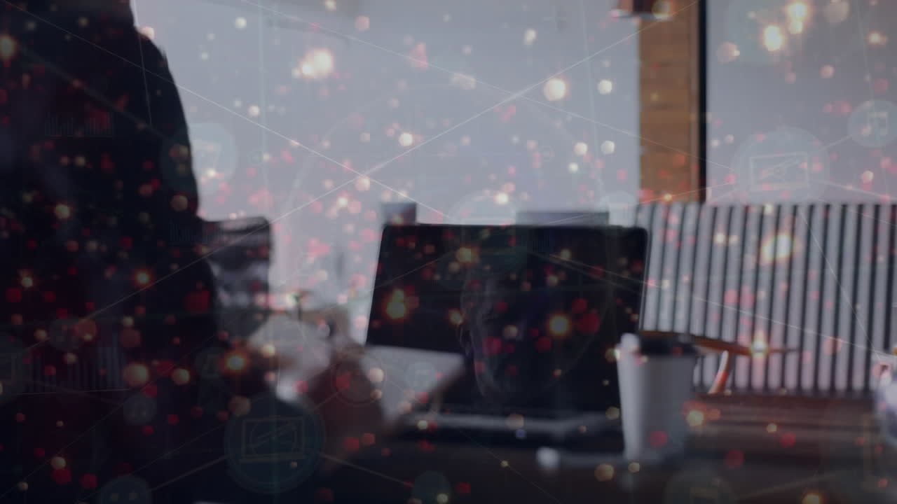 디지털 아이콘과 빛의 불꽃의 네트워크의 애니메이션이 메모를 취하는 사람의 중간 부분에 떠 있습니다.