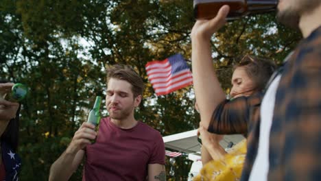 Gruppe-Junger-Freunde-Feiert-Den-4.-Juli-Auf-Dem-Campingplatz.