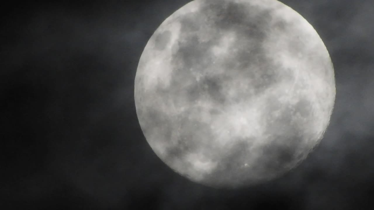 luna llena embrujada con misteriosas nubes oscuras moviéndose en primer plano, perfecta para halloween o transiciones de video aterradoras