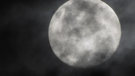 Spukender-Vollmond-Mit-Unheimlichen-Dunklen-Wolken,-Die-Sich-Im-Vordergrund-Vorbeiziehen,-Perfekt-Für-Halloween-Oder-Gruselige-Videoübergänge