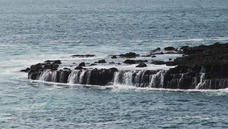 Agua-Que-Drena-De-Las-Olas-Del-Océano-En-La-Costa-Rocosa