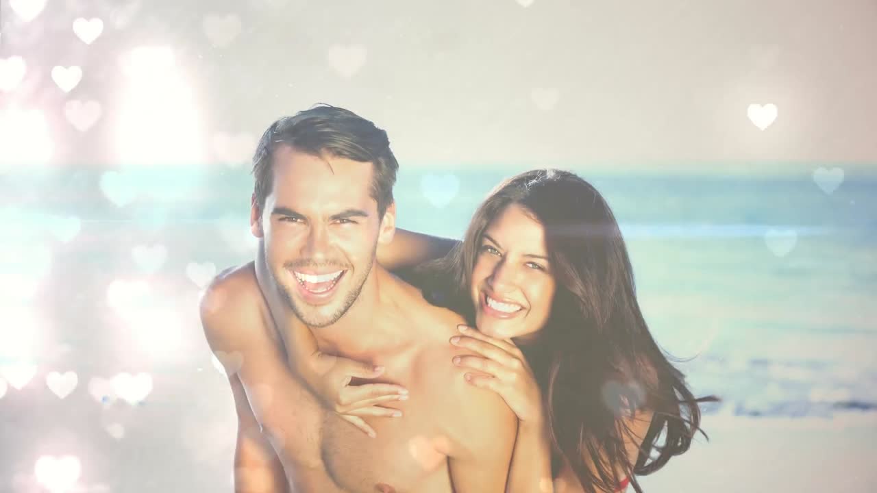 retrato de una pareja acurrucada en la playa durante las vacaciones