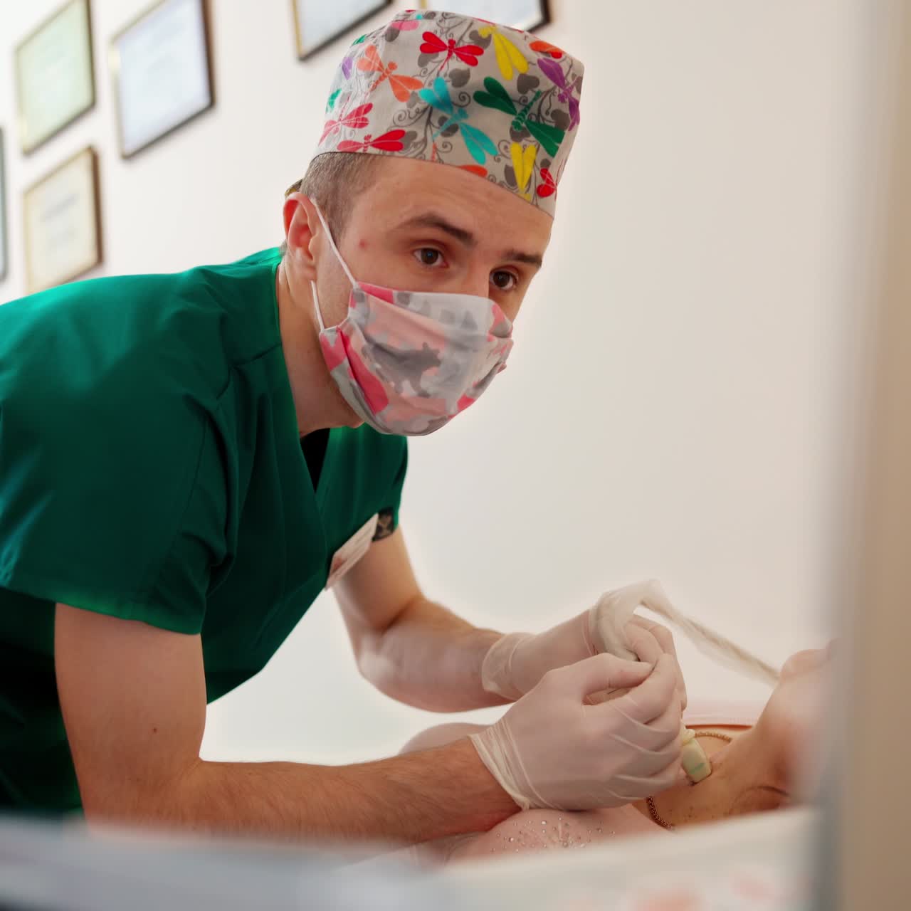Equipe médica realizando cirurgia