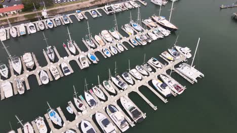 Puerto-De-California-Ventura-Lleno-De-Muchos-Yates-De-Veleros-Amarrados-Al-Muelle,-Vista-Aérea