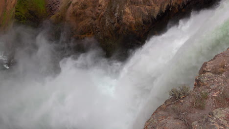 cataratas superiores del río yellowstone con niebla que sale de la base de las cataratas