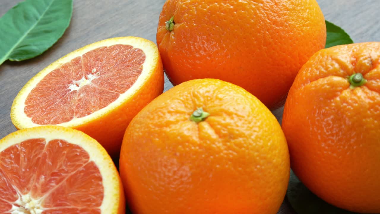 naranja con hojas en la canasta sobre fondo de madera, vista superior girar pomelo o cara cara naranja sobre fondo de madeira, resolución 4k.