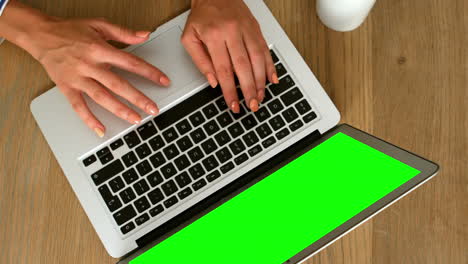 manos de una mujer usando una computadora portátil