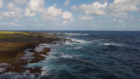 Vuela-Sobre-Las-Olas-Y-Las-Rocas-Del-Parque-Nacional-Arikok