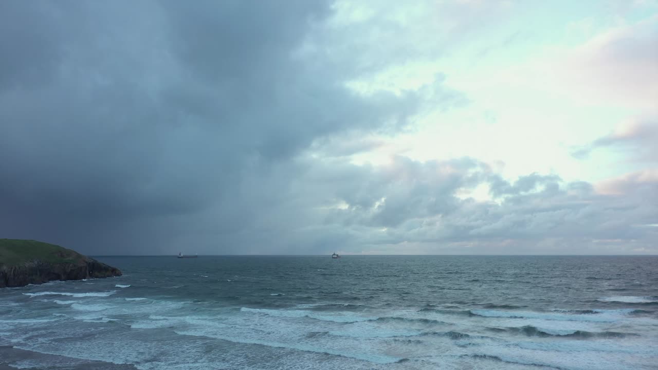 스페인 북부 해안에 있는 화물선의 항공 전망, 어둡고 우울한 저녁 - 역방향, 드론 샷