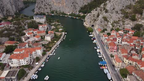 Der-Fluss-Cetina-Schlängelt-Sich-Durch-Die-Schroffe-Bergschlucht-In-Die-Adria-In-Der-Stadt-Omis,-Kroatien