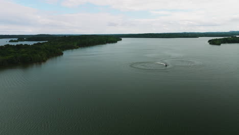 Lago-Percy-Priest-En-El-Parque-Estatal-Long-Hunter-Con-Barco-De-Recreo,-Vista-Aérea