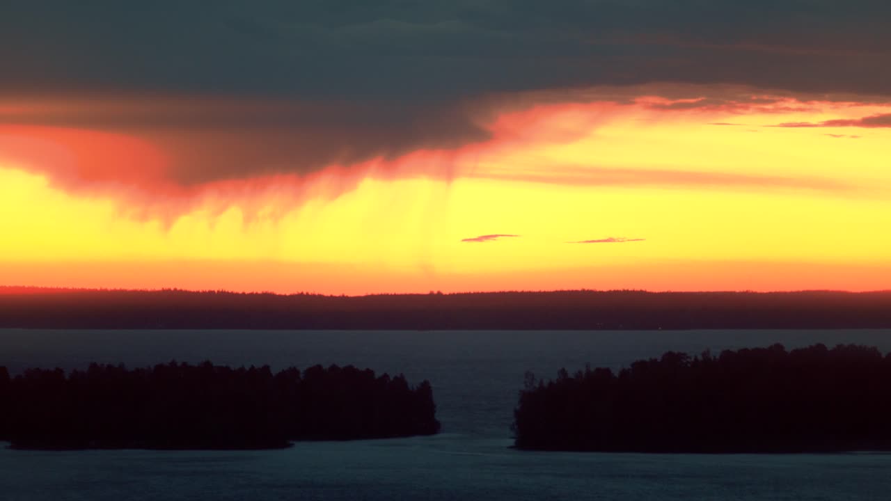 Zeitraffer von Regenwolken, die durch den Sonnenaufgang ziehen