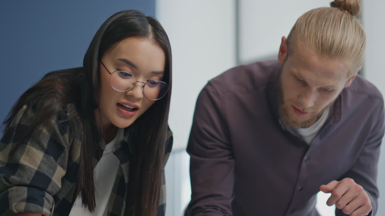 creadores de primer plano brazos gestando oficina de arquitecto. mujer inspirada compartiendo ideas