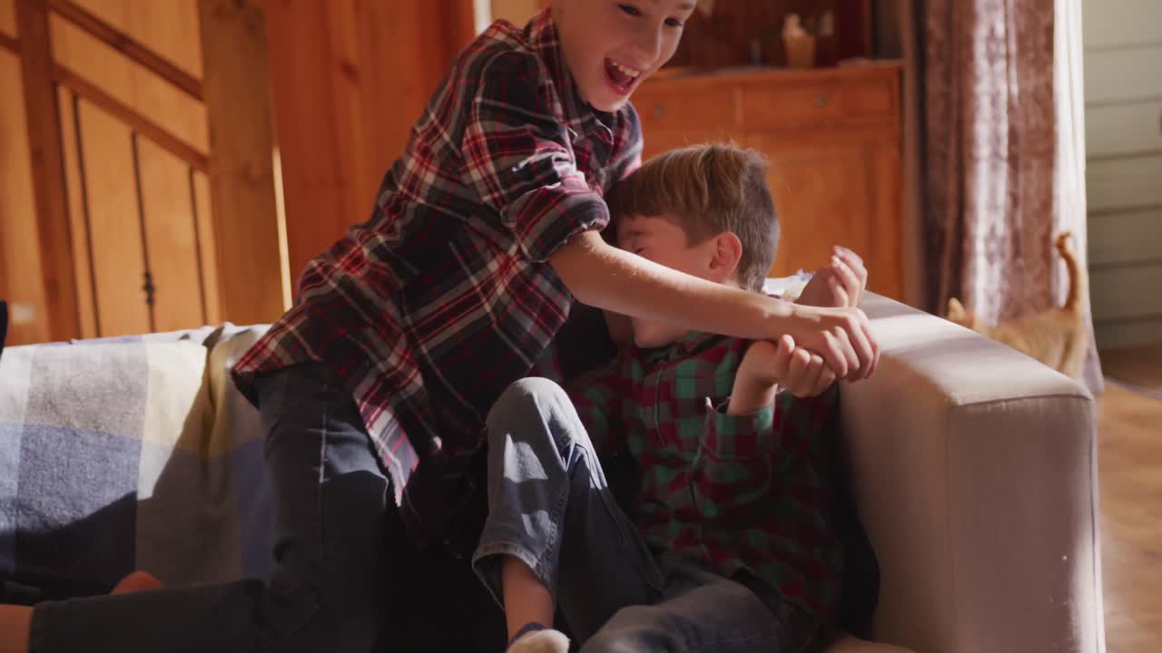la familia pasa tiempo juntos en casa durante el día