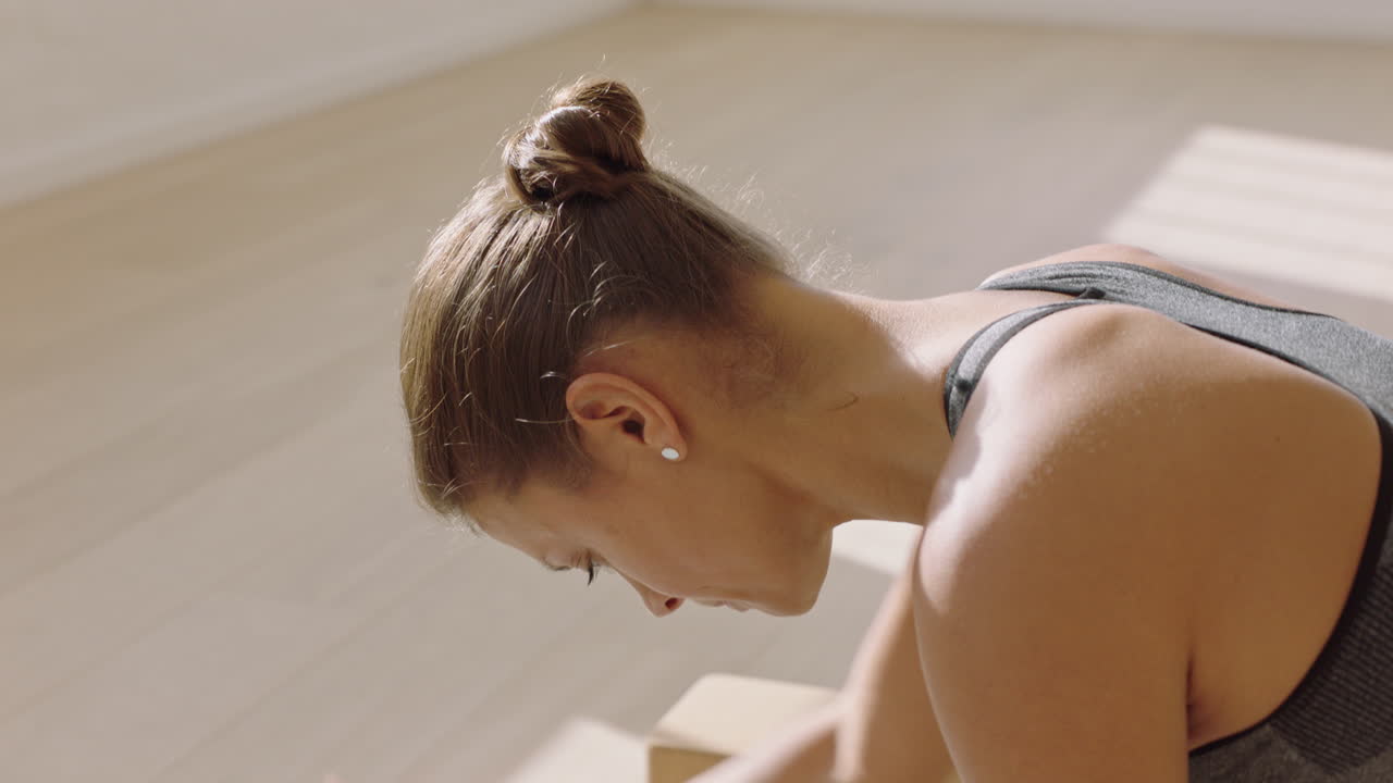 mujer de yoga saludable practicando posturas disfrutando del estilo de vida fitness haciendo ejercicio en el estudio estirando un hermoso entrenamiento corporal en una colchoneta de ejercicios al amanecer.