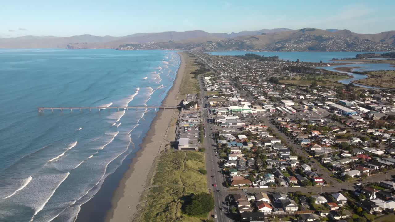 크라이스트처치의 긴 모래 해변과 인기 있는 뉴 브라이튼 피어, 아름다운 산악 풍경