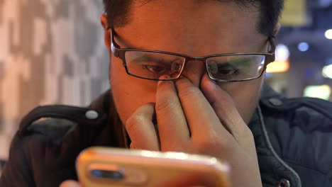 hombre estresado mirando el teléfono