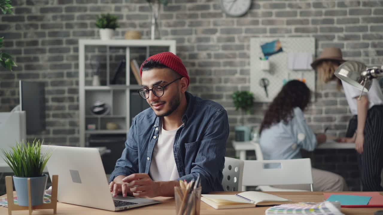 Kreativt team arbejder på et moderne kontor