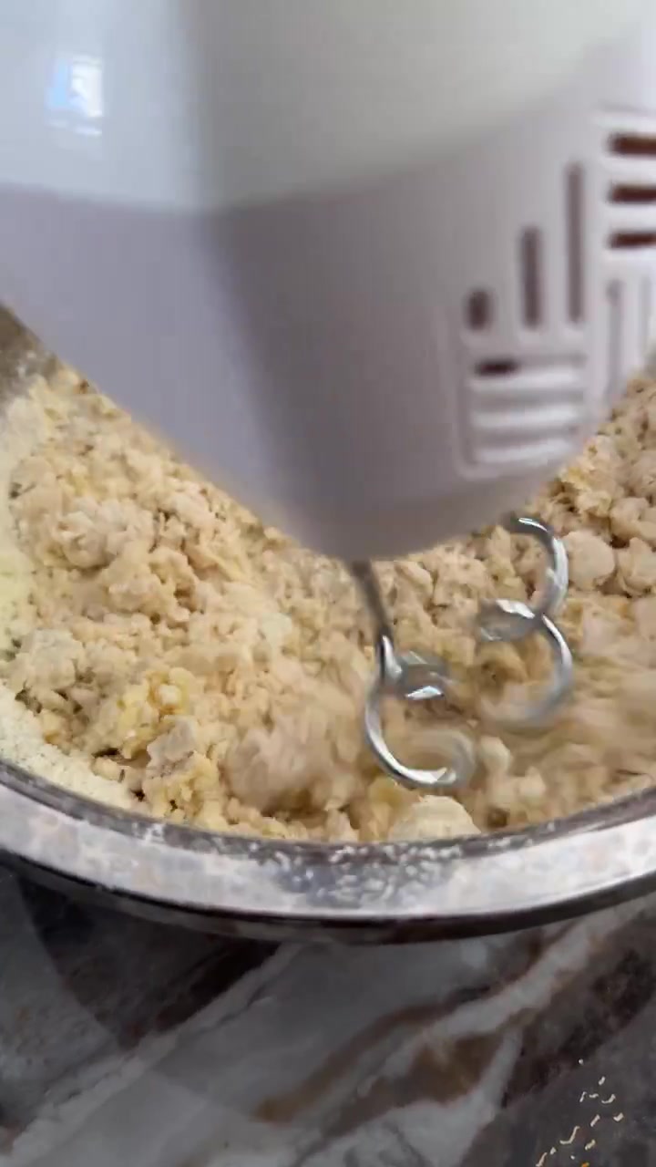 Impastatrice elettrica che mescola l'impasto in una ciotola di metallo