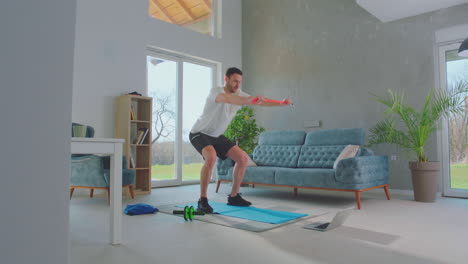 hombre viendo un video de fitness y haciendo ejercicio