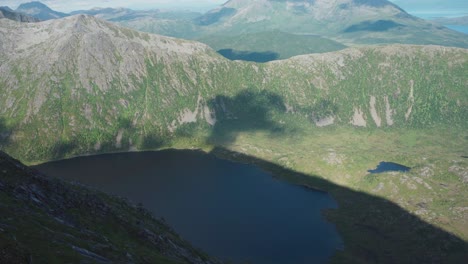 Antena-Sobre-El-Fiordo-Que-Revela-El-Pico-De-La-Montaña-Lonketind-En-Senja,-Noruega