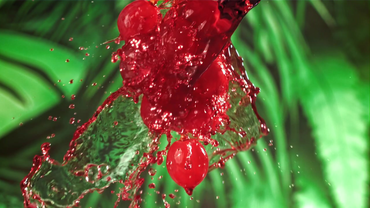Succo rosso che si versa su uva fresca al rallentatore