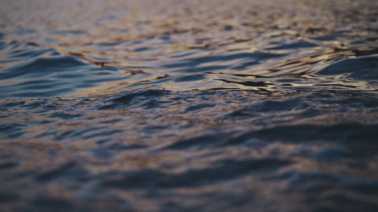 해가 지는 동안 물의 파동 을 근접 으로 보는 모습