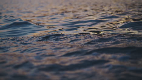 vista de cerca de las olas de agua al atardecer