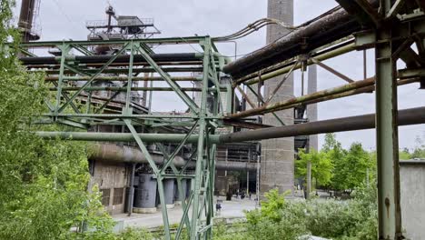 Bellas-Tomas-De-Drones-En-El-Parque-Paisajístico-Duisburg-Alemania-Con-Tubos-De-Puntales-De-Metal-Y-Hermosos-Caminos