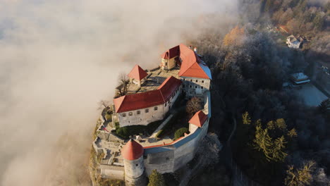 Dolly-Out-Revela-Vistas-Panorámicas-Del-Paisaje-Que-Rodea-El-Castillo-De-Bled,-Eslovenia