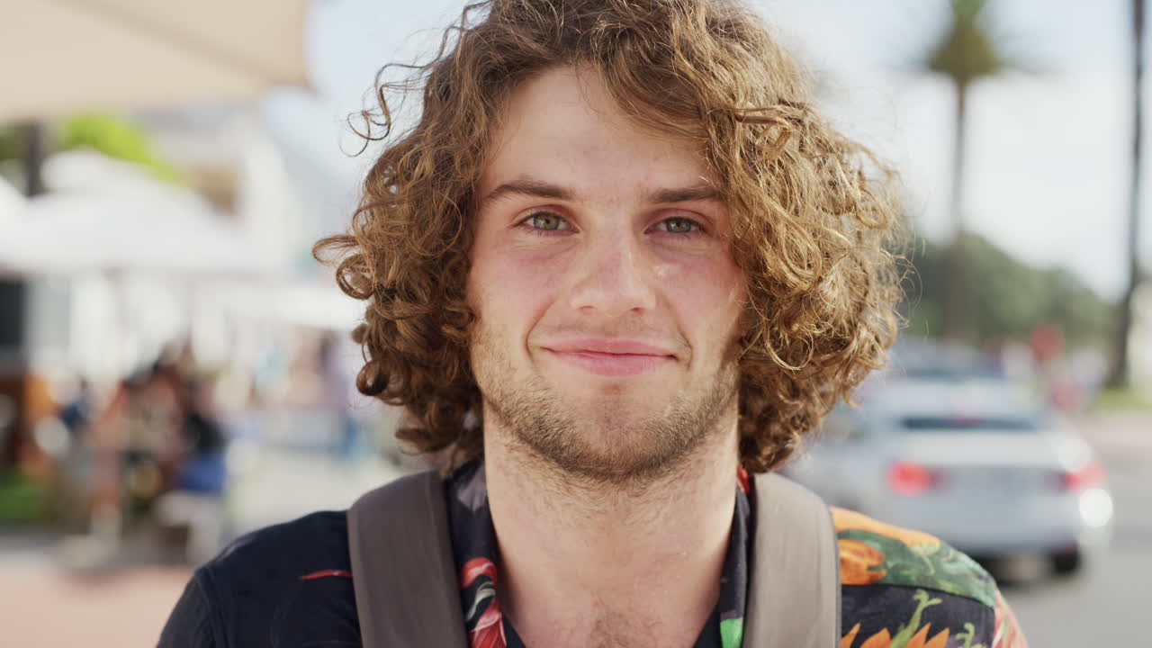 여행을 위해 도시에서 얼굴, 남자 및 미소 초상화