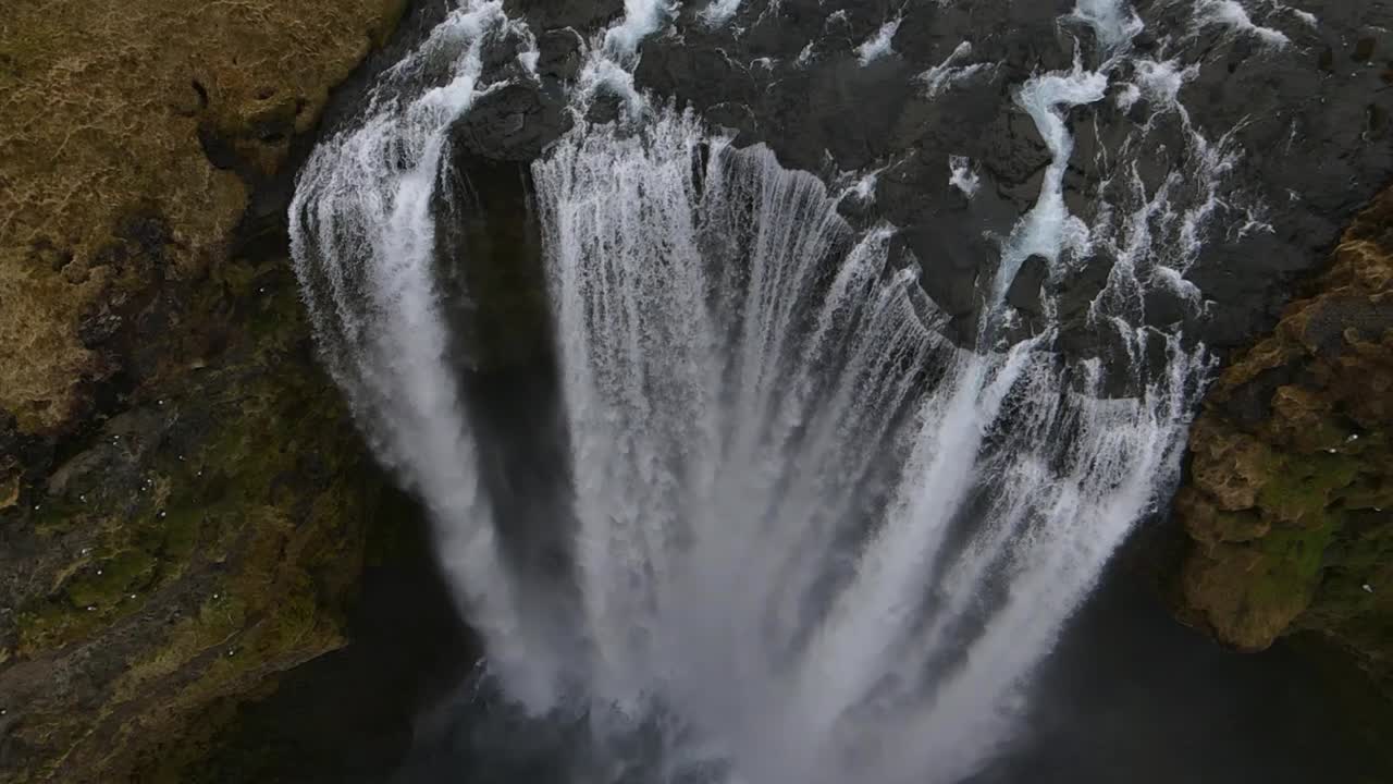 islandia cascada skogafoss cámara lenta abejón aéreo 12.mp4