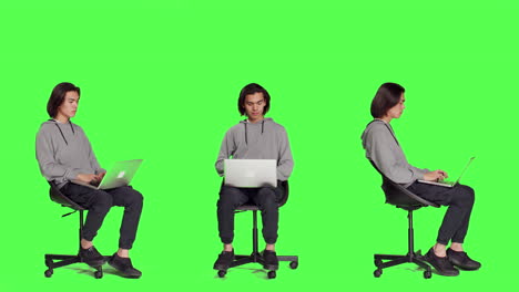 joven adulto navegando por la web en una computadora portátil