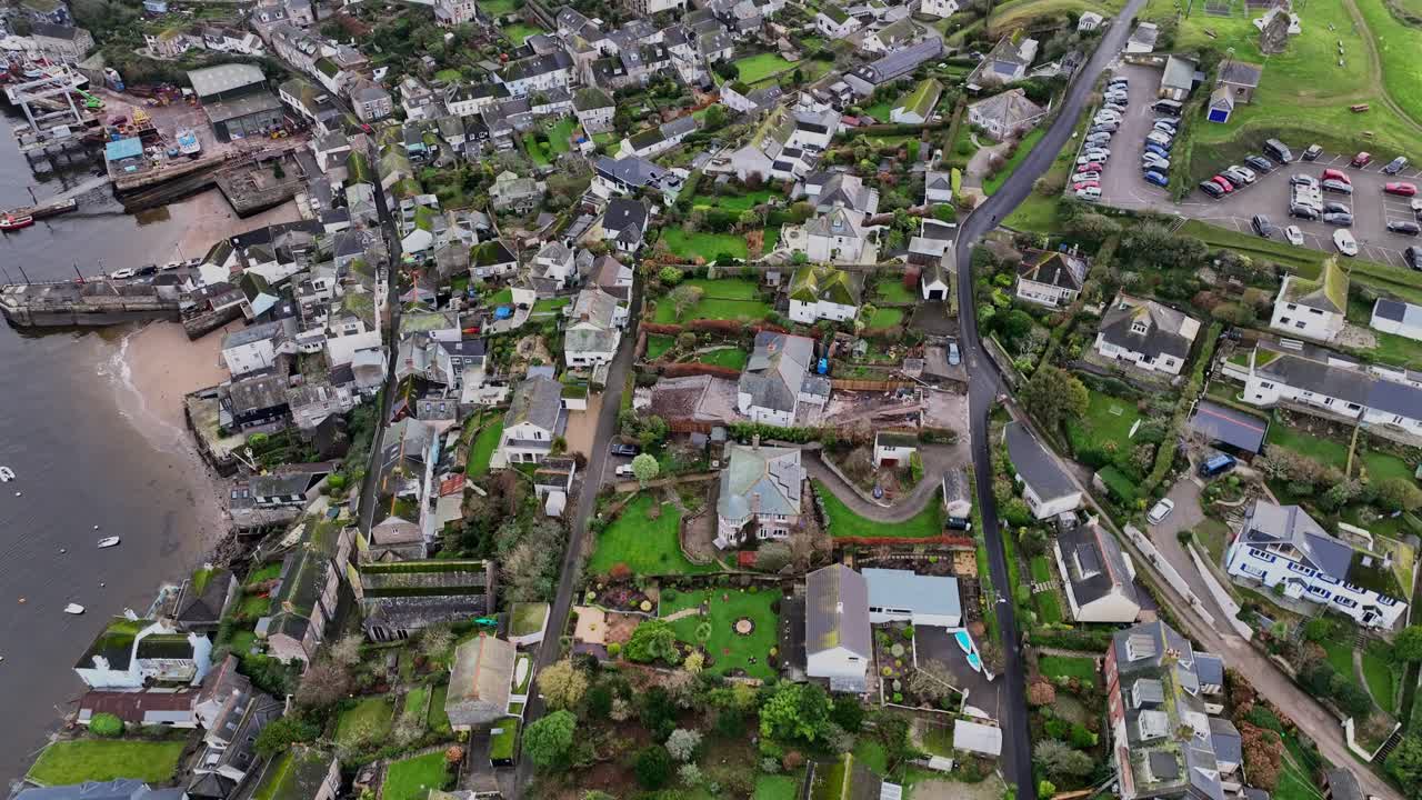 옥상 위를 지나 항구와 코른월의 포웨이 강을 향해