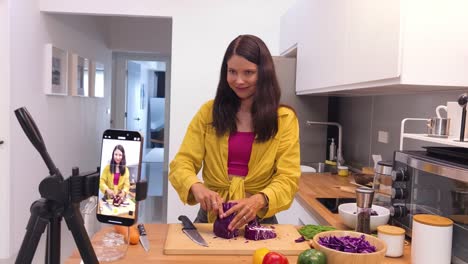 receta de una mujer cocinando repollo rojo